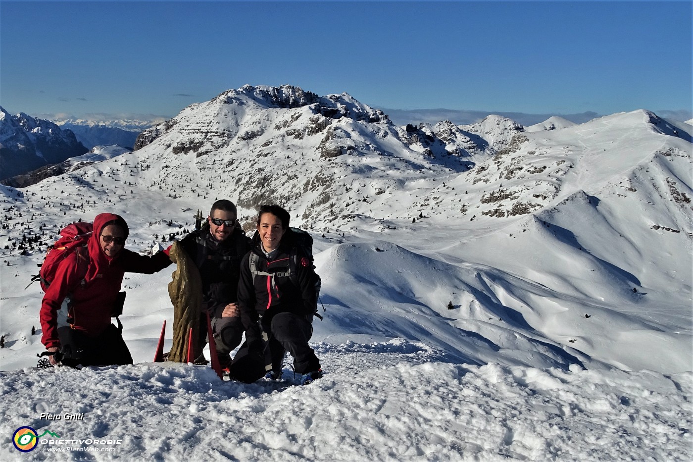 42 Alla Madonnina del Sodadura (2011 m), emergente dalla neve con gli amici Alice e Luca.JPG